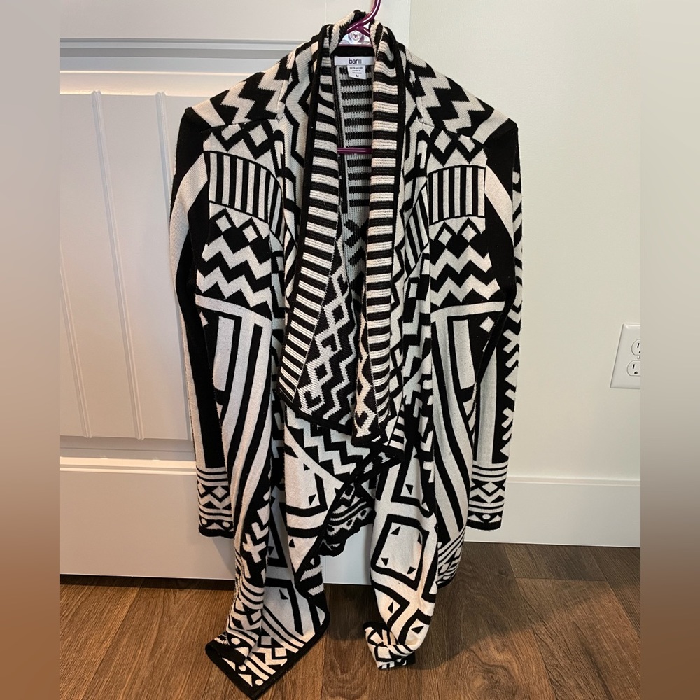 Adorable and cozy bar III black and white graphic cardigan. Size medium.